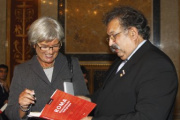 3. Präsidentin des Nationalrates a.D. Heide Schmidt signiert das Buch für den Vorsitzenden des Volksgruppenbeirates der Roma Rudolf Sarközi.