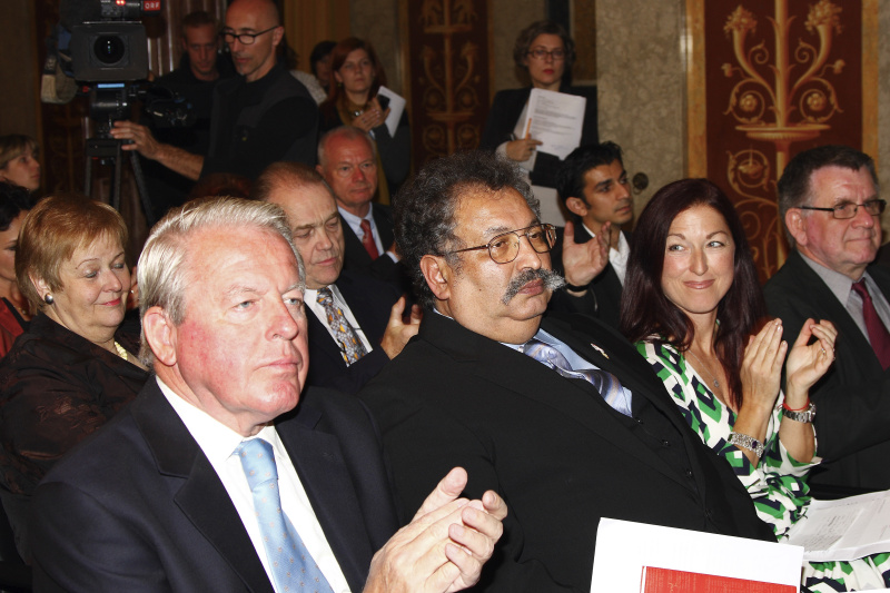 Blick in Richtung Veranstaltungsteilnehmer, erste Reihe v.li. der Bundeskanzler a.D. Franz Vranitzky, der Vorsitzende des Volksgruppenbeirates der Roma Rudolf Sarközi, Hannah Lessing,  Leiter des Forschungsprojektes "Namentliche Erfassung der im Nationalsozialismus ermordeten österreichischen Roma und Sinti" Florian Freund. Zweite Reihe v.li. die Präsidentin des Bundesrates a.D. Anna Elisabeth Haselbach.