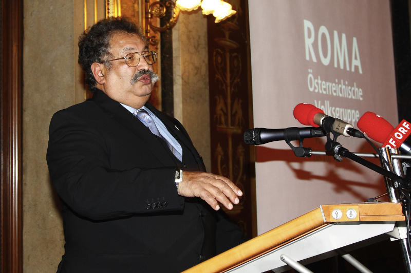Vorsitzender des Volksgruppenbeirates der Roma Rudolf Sarközi am Rednerpult.