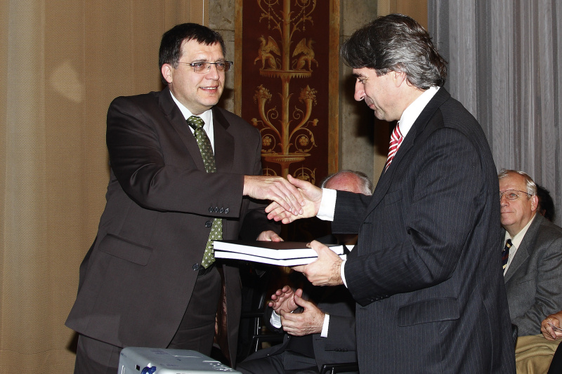 v.li. dem Leiter des Forschungsprojektes Gerhard Baumgartner wird von Erwin Buchinger gratuliert.