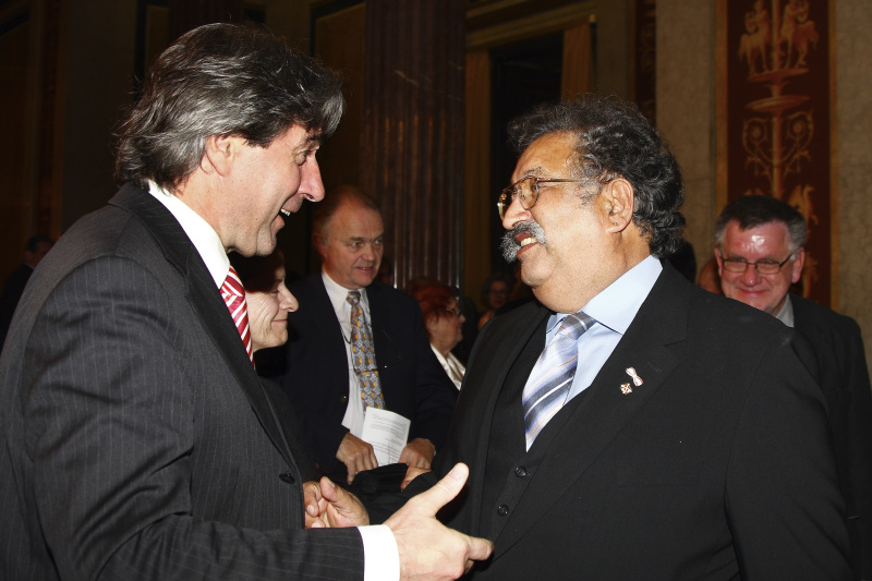 v.li. Erwin Buchinger im Gespräch mit dem Vorsitzenden des Volksgruppenbeirates der Roma Rudolf Sarközi.