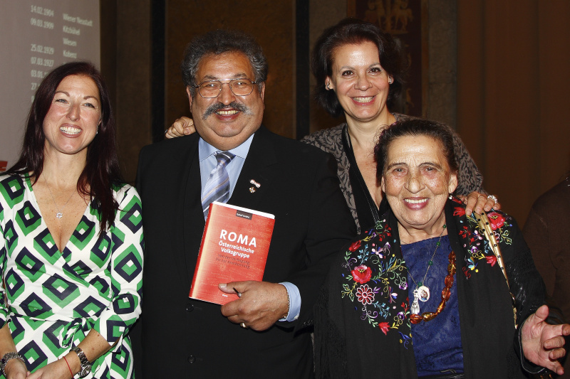 v.li. Hannah Lessing, der Vorsitzende des Volksgruppenbeirates der Roma Rudolf Sarközi, eine Veranstaltungsteilnehmerin und die KZ Auschwitz Überlebende Ceija Stoijka.