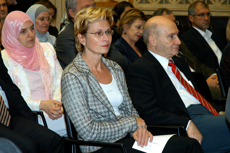 Blick in Richtung VeranstaltungsteilnehmerInnen, erste Reihe v.li. Geschäftsführerin der Margaretha Lupac-Stiftung für Parlamentarismus und Demokratie Susanne Janistyn und der Präsident der islamischen Glaubensgemeinschaft Wien Anas Schakfeh.