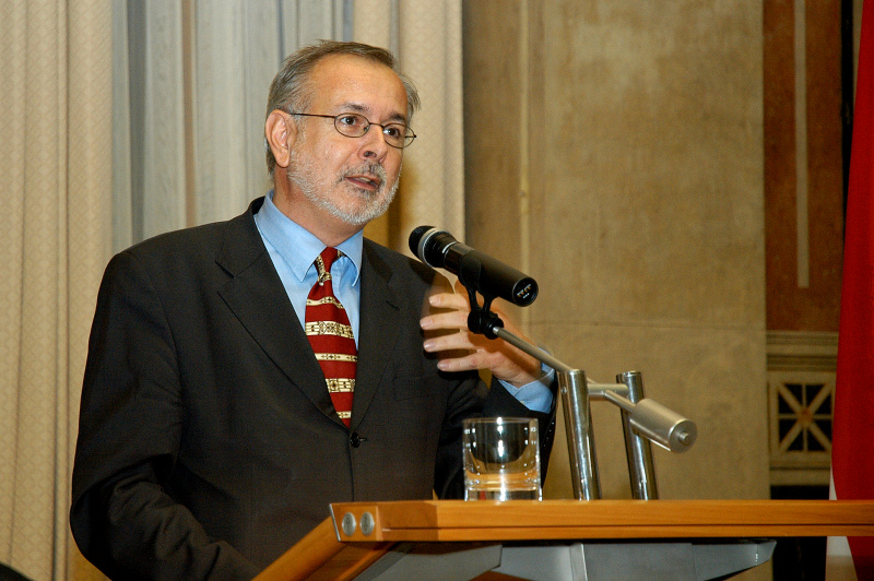 Vorstand des Instituts für Zeitgeschichte der Universität Wien Oliver Rathkolb am Rednerpult.