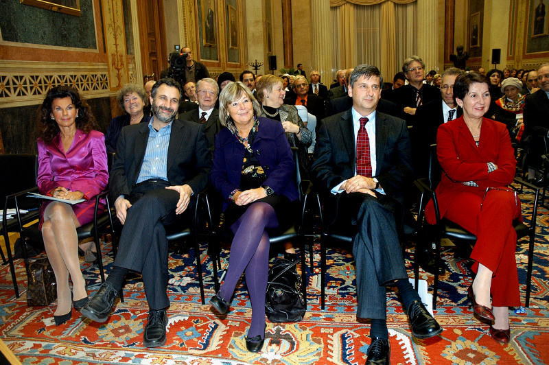 Blick in Richtung VeranstaltungsteilnehmerInnen, erste Reihe v.li. die Vizepräsidentin des Verfassungsgerichtshofes Brigitte Bierlein, der Vertreter der Initiative muslimischer ÖsterreicherInnen Dipl. Ing Tarafa Baghajati, Volksschuldirektorin der Ganztagsvolksschule Europaschule Ilse Henner, Michael Spindelegger und Barbara Prammer