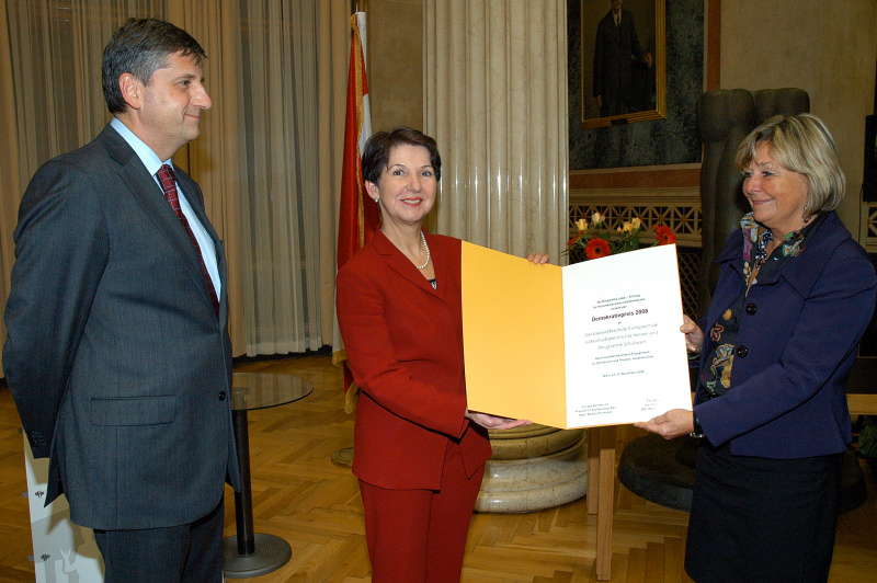 v.li. Michael Spindelegger, Barbara Prammer übergibt den Preis an die Ganztagsvolksschule Europaschule unter der Leitung von Volkschuldirektorin Ilse Henner.