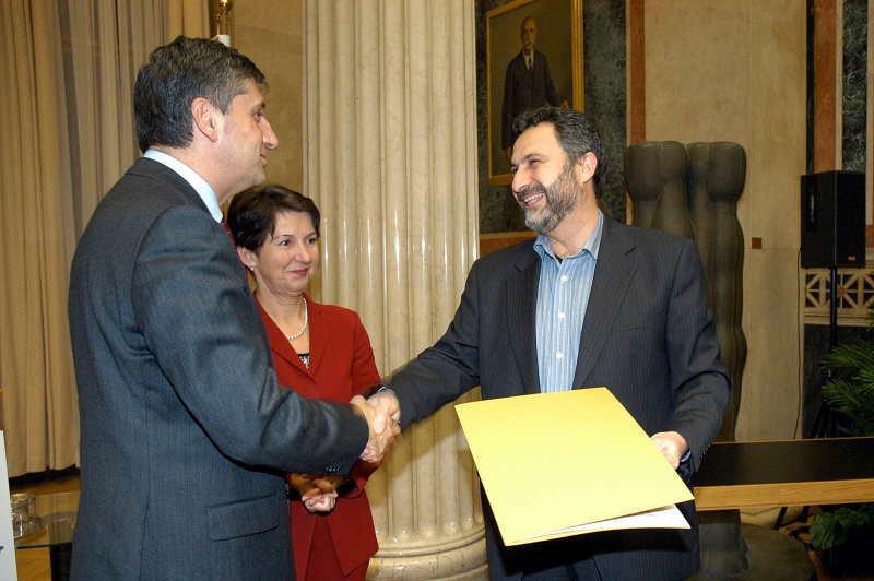 v.li. Michael Spindelegger gratuliert dem Vertreter der Initiative muslimischer ÖsterreicherInnen Dipl. Ing Tarafa Baghajati, Barbara Prammer im Hintergrund.