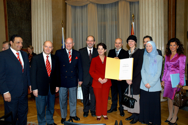 Demokratiepreisträger 2008 - Initiative muslimischer ÖsterreicherInnen v.li. ein Veranstaltungsteilnehmer, Präsident der islamischen Glaubensgemeinschaft Wien Anas Schakfeh, Politikwissenschafter Manfried Welan, Dipl. Ing Omar Al-Rawi , Nationalratspräsidentin Mag.a Barbara Prammer, Dipl. Ing Mouddar Khouja, Andrea Saleh, Dipl. Ing Tarafa Baghajati  mit Carla Amina Baghajati (Leitung des Referats für Medien- und Öffentlichkeitsarbeit der Islamischen Glaubensgemeinschaft, Wien) und die Vizepräsidentin des Verfassungsgerichtshofes Brigitte Bierlein.