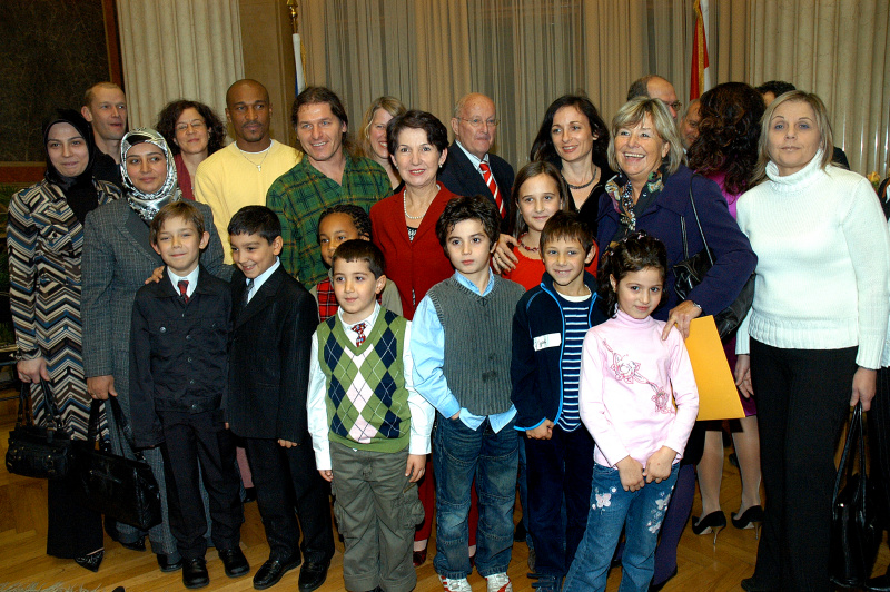 Die Preisträger der Ganztagsvolksschule Europaschule( Demokratiepreisträger 2008 ) unter der Leitung von Volksschuldirektorin Ilse Henner samt Schulteam. Mittig: Nationalratspräsidentin Mag.a Barbara Prammer, dahinter Politikwissenschafter Manfried Welan, SchülerInnen und die Volksschuldirektorin Ilse Henner.