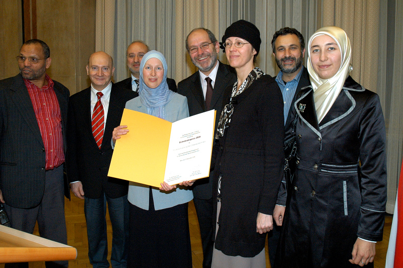 Demokratiepreisträger 2008 - Initiative muslimischer ÖsterreicherInnen v.li. ein Veranstaltungsteilnehmer, Präsident der islamischen Glaubensgemeinschaft Wien Anas Schakfeh, Dipl. Ing Mouddar Khouja, Carla Amina Baghajati , Dipl. Ing Omar Al-Rawi, Andrea Saleh,  Dipl. Ing Tarafa Baghajati und eine Veranstaltungsteilnehmerin.