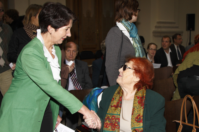 v.li. Barbara Prammer begrüßt eine Veranstaltungsteilnehmerin.