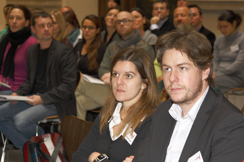 Blick in Richtung VeranstaltungsteilnehmerInnen, mittig die Vorsitzende der Bundesjugendvertretung Edda Strutzenberger.