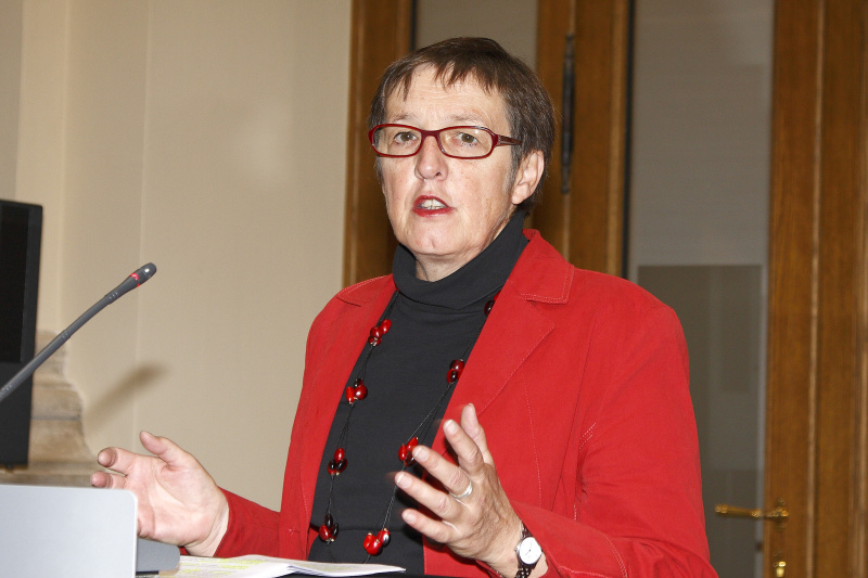 Dokumentationsarchiv des österreichischen Widerstands Brigitte Bailer am Rednerpult.