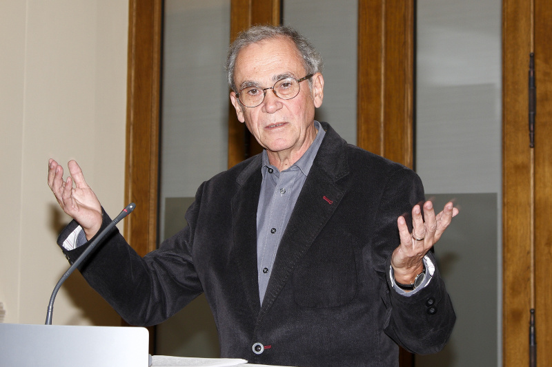 Sozialwissenschafter der Universität Wien Emmerich Talos am Rednerpult.