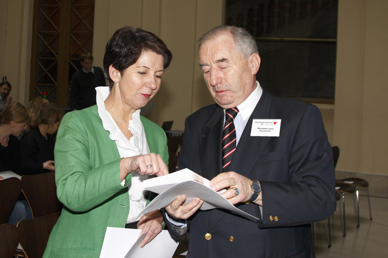 v.li. Barbara Prammerim Gespräch mit Hermann Lenz vom Mauthausen Komitee.