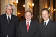 v.li. zwei Veranstaltungsteilnehmer, Präsident AMCHA Österreich Karl Semlitsch.