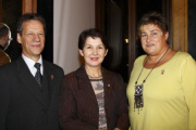 v.li. Präsident AMCHA Österreich Karl Semlitsch, Barbara Prammer und Petra Bayr.