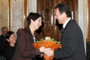 v.li. Barbara Prammer erhält Blumen vom Präsidenten AMCHA Österreich Karl Semlitsch.