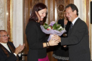v.li. Hannah Lessing erhält Blumen vom Präsidenten AMCHA Österreich Karl Semlitsch.