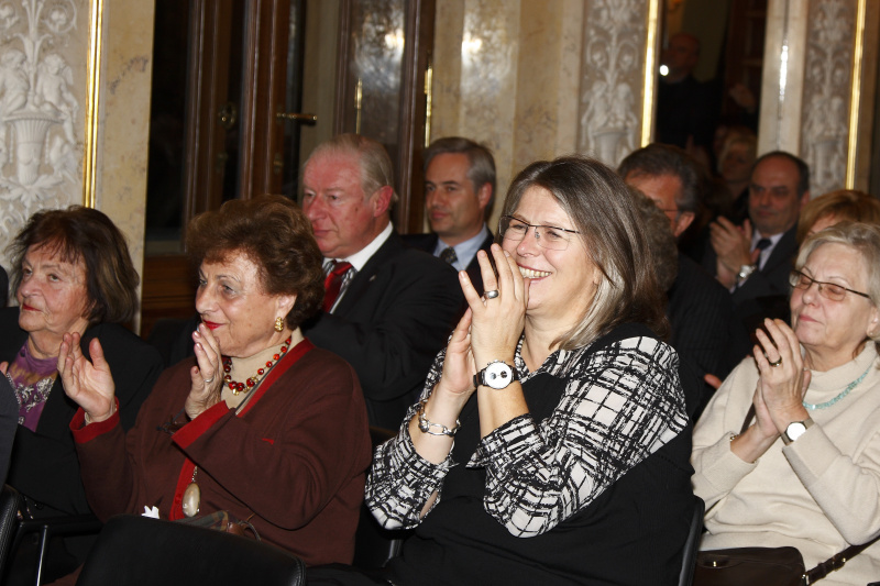 Blick in Richtung VeranstaltungsteilnehmerInnen, erste Reihe v.li. zwei Veranstaltungsteilnehmerinnen, Terezija Stioisits.