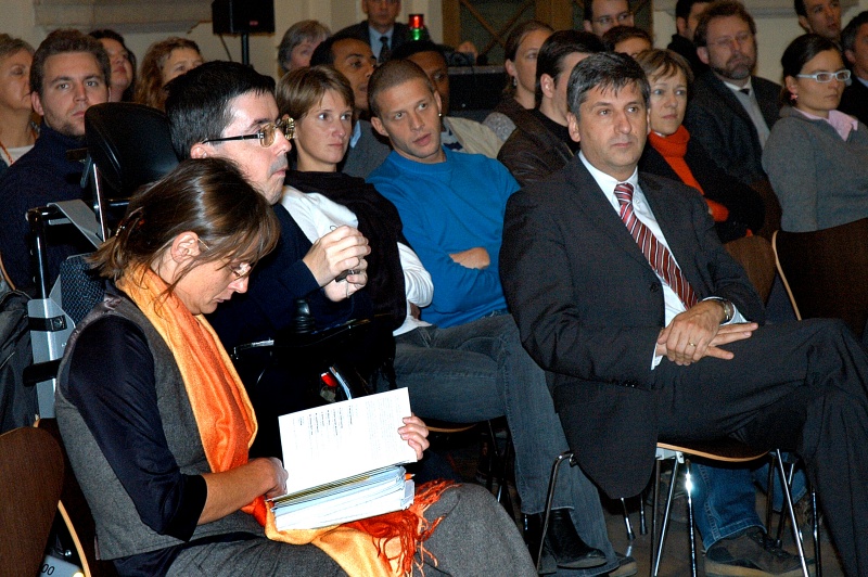 Blick in Richtung VeranstaltungsteilnehmerInnen, erste Reihe v.li. eine Veranstaltungsteilnehmerin, Redakteur von BIZEPS-INFO und kobinet-nachrichten Martin Ladstätter und Michael Spindelegger.