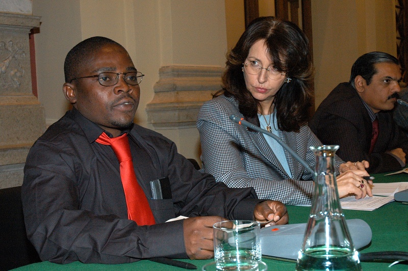 v.li. Simonine Mario Loiua von Familia unida para solidariedade em Africa, Mozambique, am Mikrofon, Director der Austrian Development Agency Brigitte Öppinger-Walchshofer und Barbar Qureshi vom Community Health and Education Forum Pakistan. 