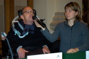 v.li. Former Disability Speaker, Austrian Peoples Party Franz-Joseph Huainigg am Mikrofon, eine Veranstaltungsteilnehmerin hält ihm das Mikrofon zurecht.