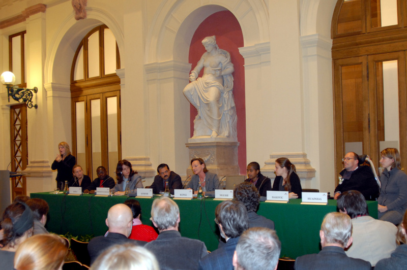 Blick in Richtung VeranstaltungsteilnehmerInnen, am Podium v.li. eine Veranstaltungsteilnehmerin, Simonine Mario Loiua von Familia unida para solidariedade em Africa, Mozambique, Director der Austrian Development Agency Brigitte Öppinger-Walchshofer, Barbar Qureshi vom Community Health and Education Forum Pakistan, Journalistin und Moderatorin der Veranstaltung Livia Klingl, Yetnebersh Nigussie vom Ethiopian Center for Disability and Development Ethiopia, Milena Isakovic vom United Nations Development Programme, Former Disability Speaker, Austrian Peoples Party Franz-Joseph Huainigg und eine Veranstaltungsteilnehmerin.