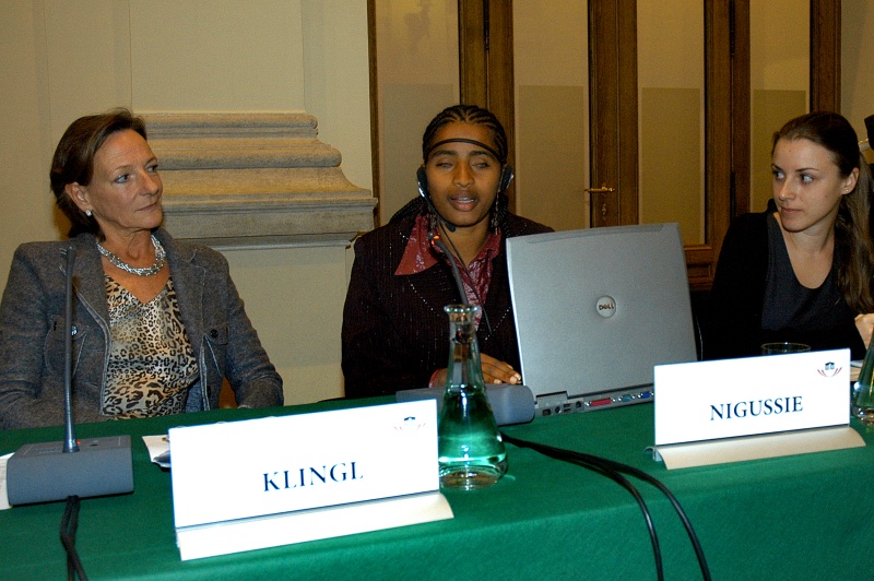 v.li. Journalistin und Moderatorin der Veranstaltung Livia Klingl, Yetnebersh Nigussie vom Ethiopian Center for Disability and Development Ethiopia am Mikrofon und Milena Isakovic vom United Nations Development Programme.