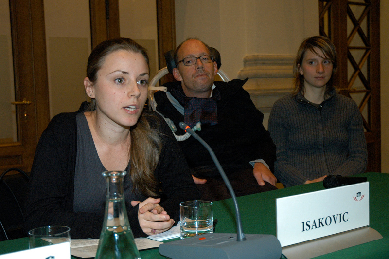 v.li. Milena Isakovic vom United Nations Development Programme am Mikrofon, Former Disability Speaker, Austrian Peoples Party Franz-Joseph Huainigg und eine Veranstaltungsteilnehmerin.