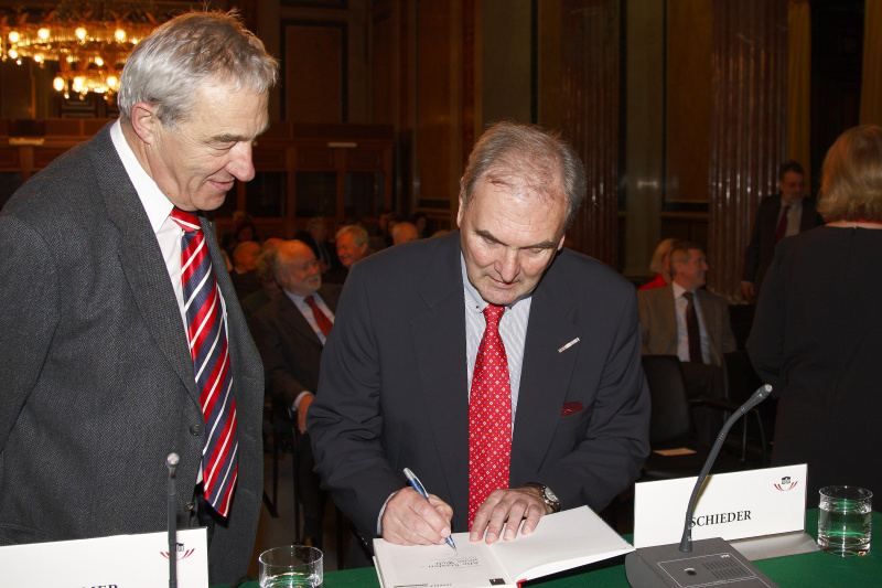 Oesterreichischer Botschafter beim Europarat Wendelin Ettmayer signiert sein Buch.