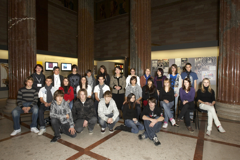Klassenfoto der Schule HAK Bregenz mit NR Präsidentin Mag. Barbara Prammer