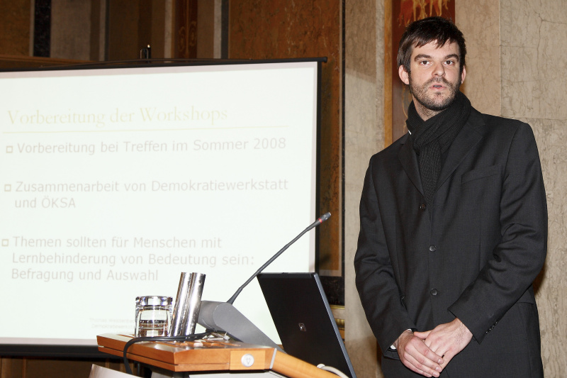 Tobias Buchner von Lebenshilfe Oesterreich am Rednerpult.