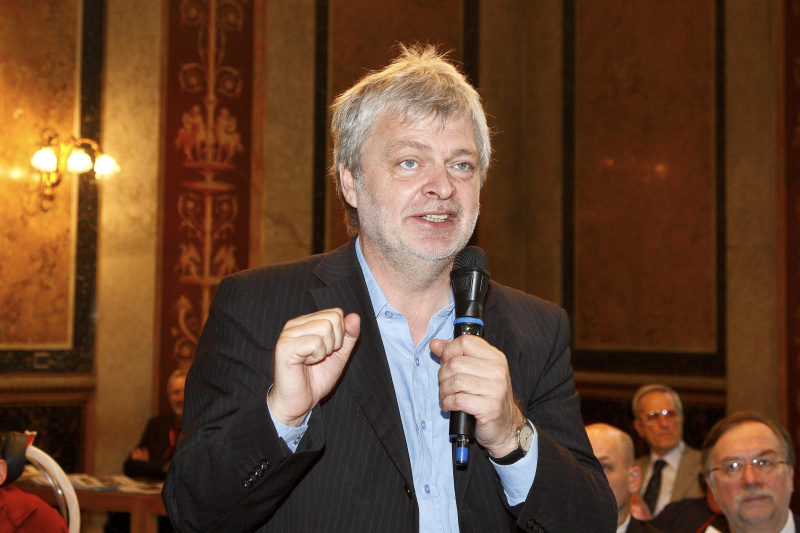 Karl Oellinger am Mikrofon.