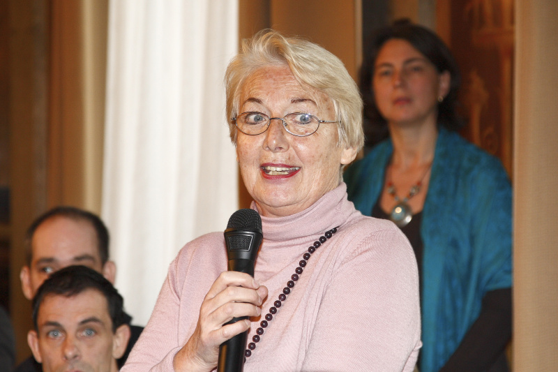 Edeltraud Turnheim am Mikrofon.