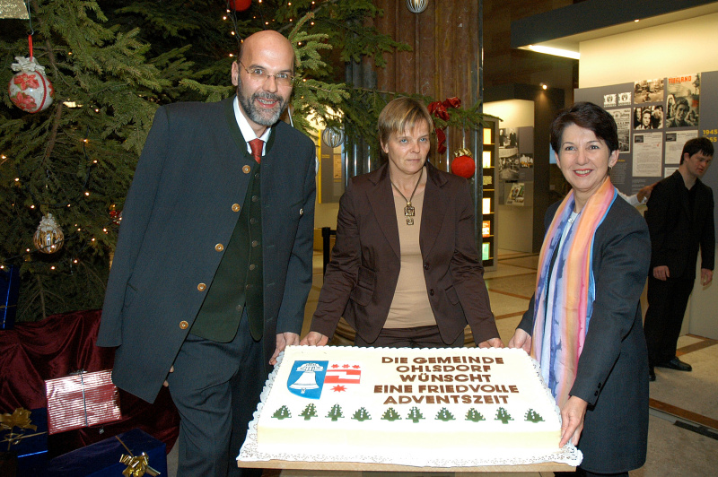 Bürgermeister Wolfgang Spitzbart eine Veranstaltungsteilnehmerin und NR-Präsidentin Barbara Prammer