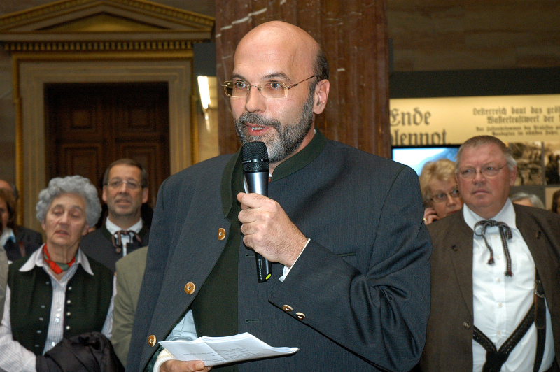 Wolfgang Spitzbart am Mikrofon.