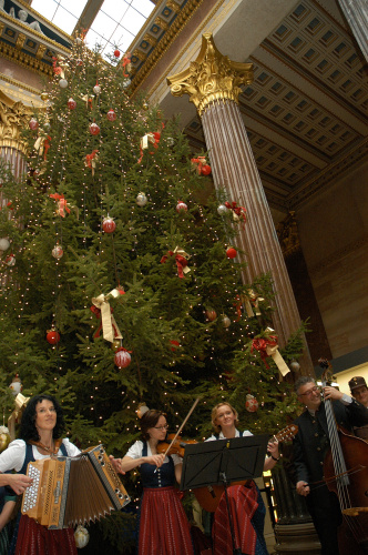 Übergabe des Weihnachtsbaumes an die Präsidentin des Nationalrates, gestiftet von der Gemeinde Ohlsdorf/OÖ. Musikalische Begleitung