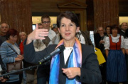 Barbara Prammer am Mikrofon.