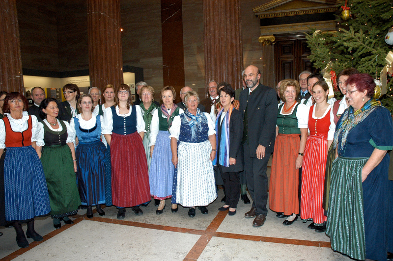 Volksliedchor Ohlsdorf mit NR-Präsidentin Barbara Prammer und Bürgermeister Wolfgang Spitzbart