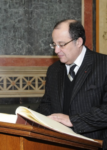  Der marokkanische Außenminister Taïb Fassi Fihri beim Eintrag ins Gästebuch.