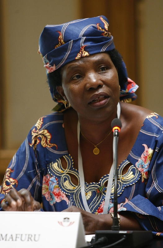 Lediana Mafuru, Chair HIV/AIDS Committee Tanzania, am Mikrofon.