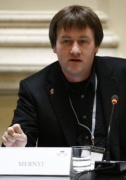 Gottfried Mernyi, Coordinator Austrian Platform to fight HIV and AIDS am Mikrofon.