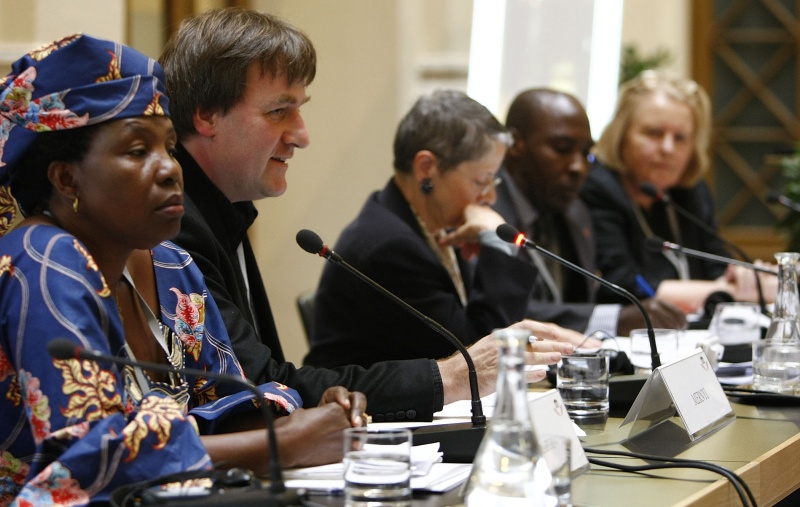 v.li. Lediana Mafuru, Chair HIV/AIDS Committee Tanzania, am Mikrofon und Gottfried Mernyi, Coordinator Austrian Platform to fight HIV and AIDS, Moderatorin der Veranstaltung Maria Jonas, Dennis Nduhura, Area Programme Manager ACORD Uganda – Agency for Cooperation and Research in Development und Katharine Bulbulia, AWEPA Senior Political Advisor.