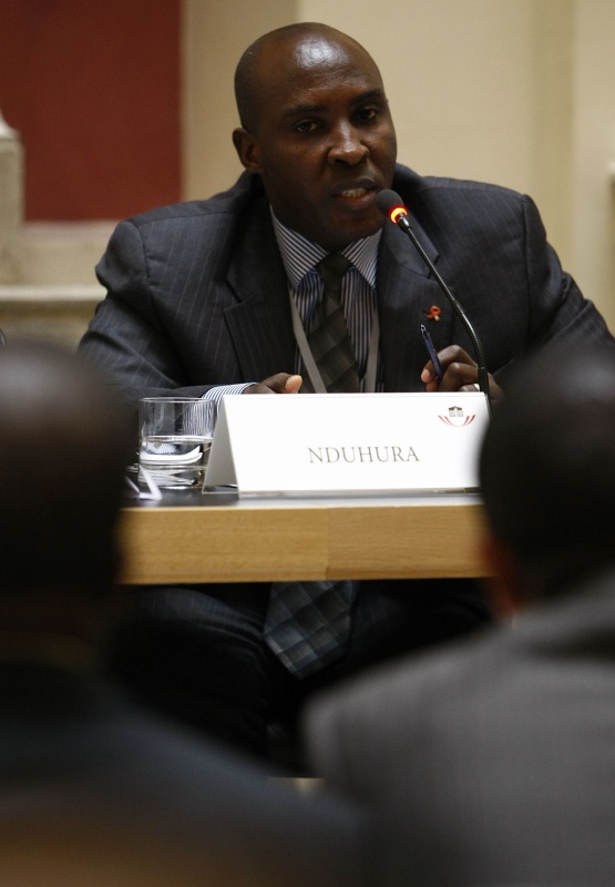 Dennis Nduhura, Area Programme Manager ACORD Uganda – Agency for Cooperation and Research in Development am Mikrofon.