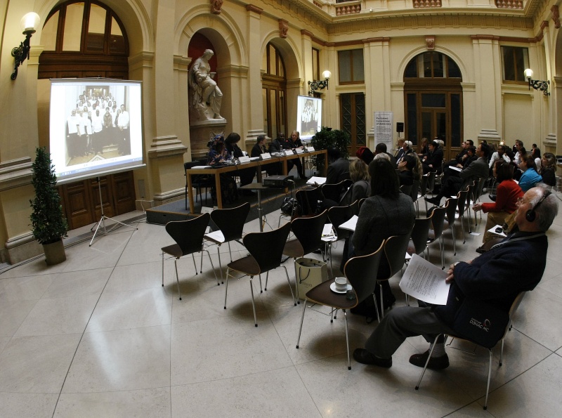 Blick in Richtung VeranstaltungsteilnehmerInnen, am Podium v.li. Lediana Mafuru, Chair HIV/AIDS Committee Tanzania, am Mikrofon und Gottfried Mernyi, Coordinator Austrian Platform to fight HIV and AIDS, Moderatorin der Veranstaltung Maria Jonas, Dennis Nduhura, Area Programme Manager ACORD Uganda – Agency for Cooperation and Research in Development und Katharine Bulbulia, AWEPA Senior Political Advisor.