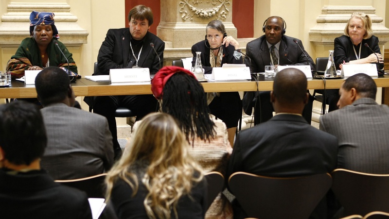v.li. Lediana Mafuru, Chair HIV/AIDS Committee Tanzania, am Mikrofon und Gottfried Mernyi, Coordinator Austrian Platform to fight HIV and AIDS, Moderatorin der Veranstaltung Maria Jonas, Dennis Nduhura, Area Programme Manager ACORD Uganda – Agency for Cooperation and Research in Development und Katharine Bulbulia, AWEPA Senior Political Advisor.