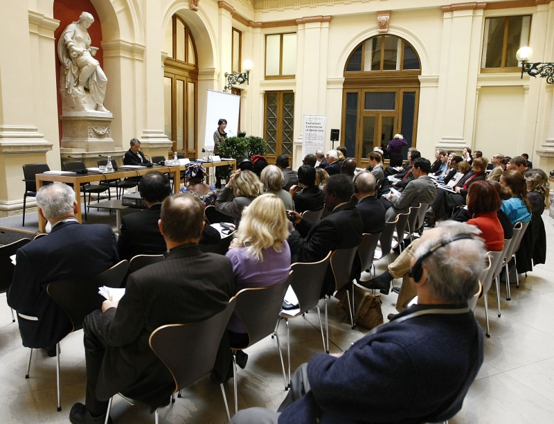 Blick in Richtung Veranstaltungsteilnehmer, Barbara Prammer am Rednerpult, Moderatorin der Veranstaltung Maria Jonas am Podium.