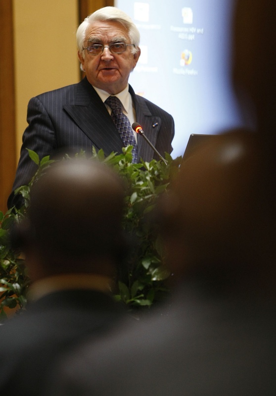 AWEPA Präsident Jan Nico Scholten am Rednerpult.