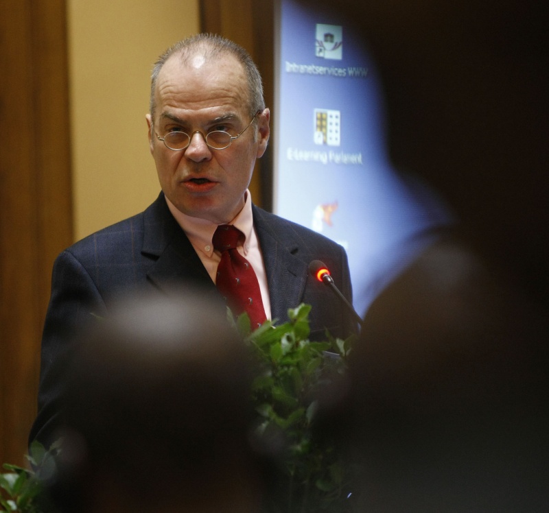 Rudolf Nagiller (Special Representative of UNICEF Austria on HIV/AIDS) am Rednerpult.